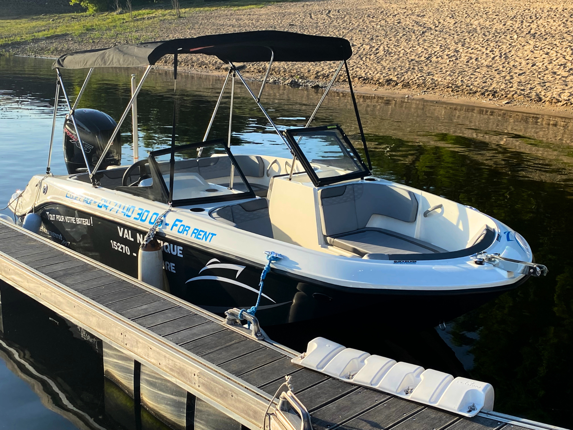 Location bateau dans le Cantal sur le lac de Bort-les-Orgues.