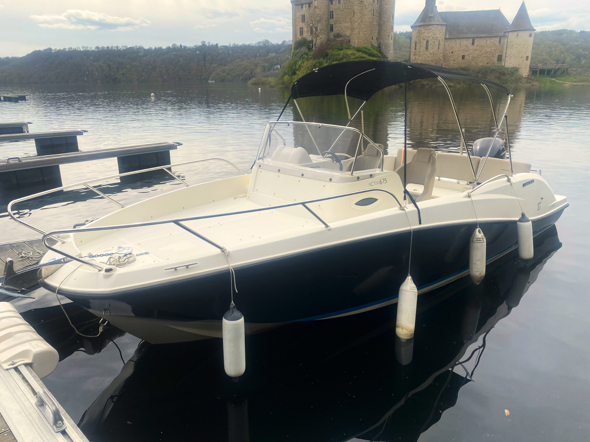 Location bateau dans le Cantal sur le lac de Bort-les-Orgues.