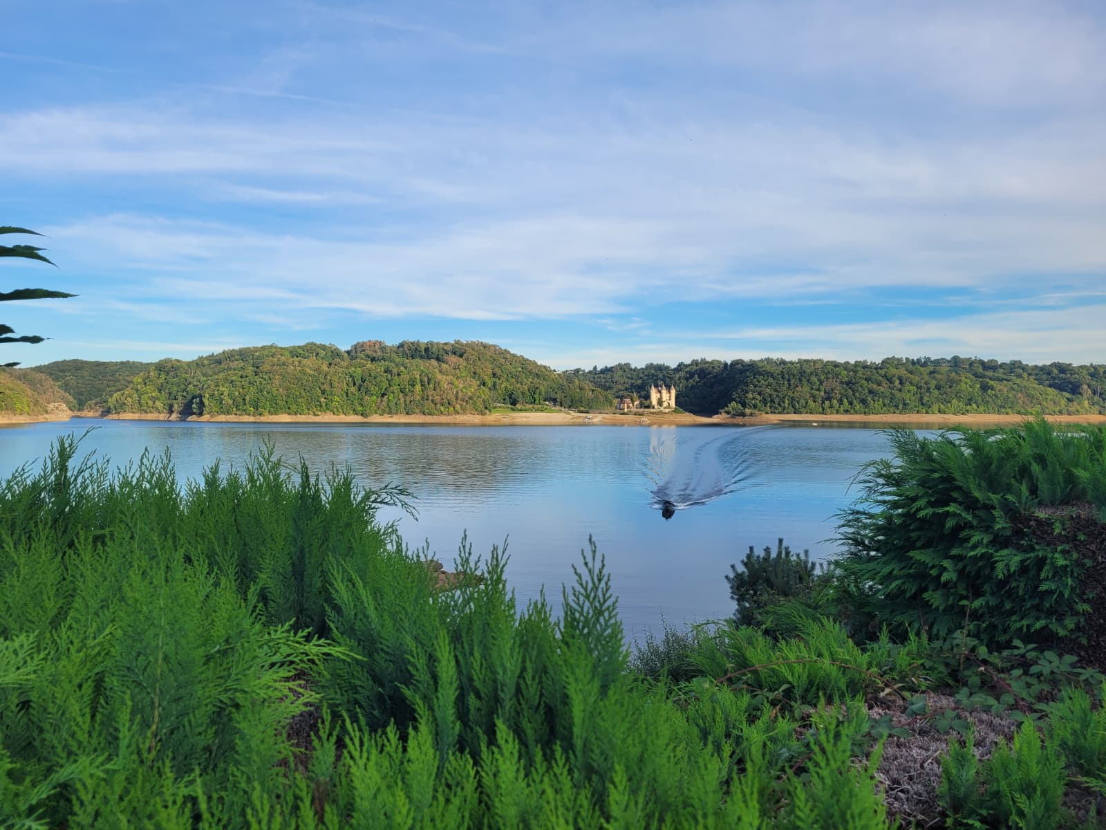 Lac de Bort-les-Orgues et site du château de Val